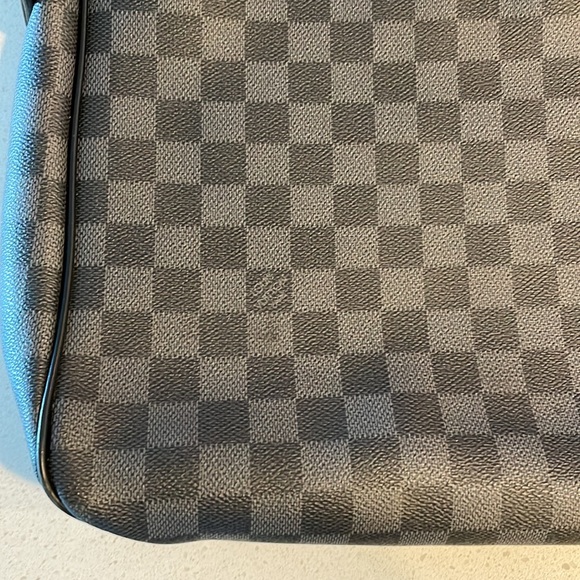 LOUIS VUITTON
DAMIER GRAPHITE DISTRICT MESSENGER MM - Picture 3 of 9